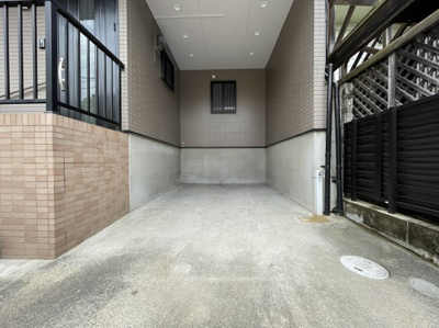 【駐車場】 | 西永山園　中古戸建 | 雨の日でも荷物の出し入れのしやすい駐車スペースです