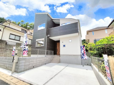 【外観】 | ◆◇東本郷　新築戸建て◇◆ | ◆堂々たる趣ながら、主張し過ぎずどこか余裕を感じさせるシャープなフォルムで佇む邸宅は、晴天の空と照らし合わせる事で、本来あるべき完成形の姿を見せてくれます。
