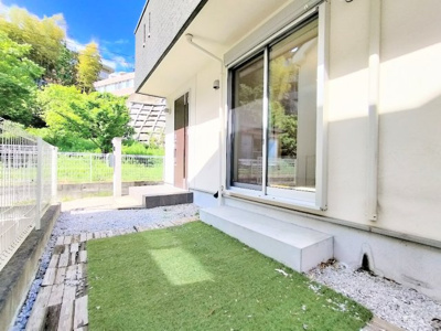 【前面道路含む現地写真】 | ◆◇鍛冶ヶ谷2丁目　中古戸建◇◆ | ◆お手入れのしやすいちょうどよいサイズ感のお庭付き。植栽や家庭菜園等多目的にご利用いただけるプライベート空間。