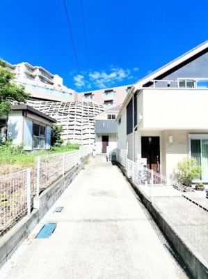 【駐車場】 | ◆◇鍛冶ヶ谷2丁目　中古戸建◇◆ | ◆ゆったりとした駐車スペースを確保いたしましたので、お車2台駐車できます。自転車やバイクなど、ゆとりのある敷地で置き場所に困ることはないでしょう。