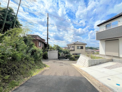 【前面道路含む現地写真】 | ◆◇鴨居町　新築戸建て◇◆ | ◆前面道路も幅員があり車の運転も安心！前面道路は閑静な住宅地。車通りの少ない道路です。お子様にも安心です。