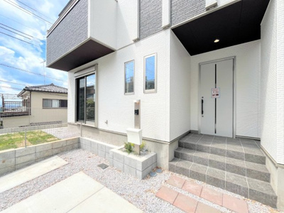 【外観】 | ◆◇鴨居町　新築戸建て◇◆ | ◆堂々たる趣ながら、主張し過ぎずどこか余裕を感じさせるシャープなフォルムで佇む邸宅は、晴天の空と照らし合わせる事で、本来あるべき完成形の姿を見せてくれます。