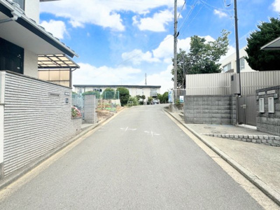 【前面道路含む現地写真】 | ◆◇川和町　新築戸建て◇◆ | ◆前面道路も幅員があり車の運転も安心！前面道路は閑静な住宅地。車通りの少ない道路です。お子様にも安心です。