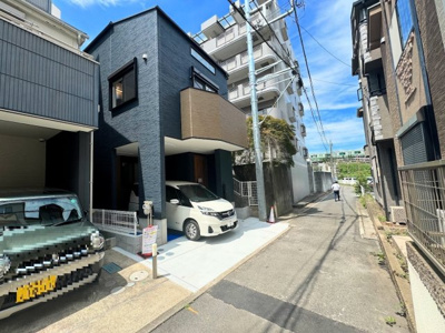 【前面道路含む現地写真】 | ◆◇長津田6丁目　新築戸建て◇◆ | ◆堂々たる趣ながら、主張し過ぎずどこか余裕を感じさせるシャープなフォルムで佇む邸宅は、晴天の空と照らし合わせる事で、本来あるべき完成形の姿を見せてくれます。
