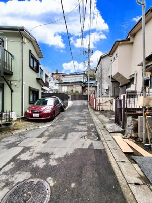 【前面道路含む現地写真】 | ◆◇中山6丁目　新築戸建て◇◆ | ◆家族で食卓を囲むダイニングスペースと、ソファでゆったりくつろぐリビングスペースがしっかり区切られているので家具の配置や用途を使いわけしやすいです。