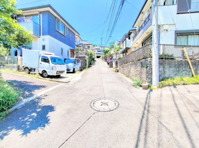 【前面道路含む現地写真】 | ◆◇上山2丁目　新築戸建て◇◆ | ◆土・日・祝日は、当社スタッフによる現地案内会を実施しております。もちろん平日のご案内も可能です。お気軽にご相談ください！！
