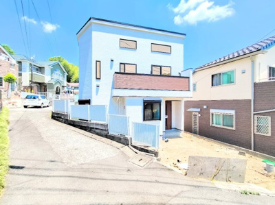 【外観】 | ◆◇上山2丁目　新築戸建て◇◆ | ◆その邸が魅せる、気品・上質・重厚感・極細やかさ、そのすべては訪れた者に安らぎと品性を与える特別な空間です。ここに住むからこそ意味がある。すべての（始まり）をここから迎えます。