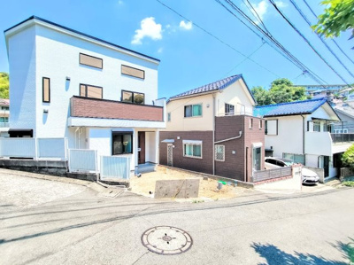 【前面道路含む現地写真】 | ◆◇上山2丁目　新築戸建て◇◆ | ◆前面道路も幅員があり車の運転も安心！前面道路は閑静な住宅地。車通りの少ない道路です。お子様にも安心です。