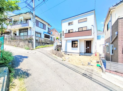 【前面道路含む現地写真】 | ◆◇上山2丁目　新築戸建て◇◆ | ◆堂々たる趣ながら、主張し過ぎずどこか余裕を感じさせるシャープなフォルムで佇む邸宅は、晴天の空と照らし合わせる事で、本来あるべき完成形の姿を見せてくれます。