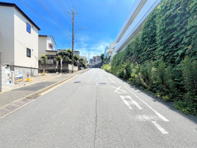 【前面道路含む現地写真】 | ◇◆上山3丁目　新築戸建て◆◇ | ◆前面道路も幅員があり車の運転も安心！前面道路は閑静な住宅地。車通りの少ない道路です。お子様にも安心です。