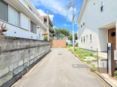 【前面道路含む現地写真】 | ◆◇磯子7丁目　新築戸建て◇◆ | ◆堂々たる趣ながら、主張し過ぎずどこか余裕を感じさせるシャープなフォルムで佇む邸宅は、晴天の空と照らし合わせる事で、本来あるべき完成形の姿を見せてくれます。