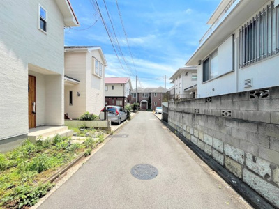 【前面道路含む現地写真】 | ◆◇磯子7丁目　新築戸建て◇◆ | ◆前面道路も幅員があり車の運転も安心！前面道路は閑静な住宅地。車通りの少ない道路です。お子様にも安心です。