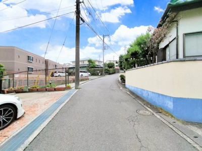 【前面道路含む現地写真】 | ◇◆三保町中古戸建◆◇ | ◆前面道路も幅員があり車の運転も安心！前面道路は閑静な住宅地。車通りの少ない道路です。お子様にも安心です。