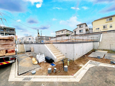 【外観】 | ◆横浜市緑区いぶき野新築L号棟◆ | ◆爽やかな青空の下に贅沢なほどに降り注ぐ陽光、豊かな居住性と、クオリティが見事に調和した住空間は、住まうことの喜びを感じさせてくれます。ゆとりある広い敷地で開放的なお住まいです。