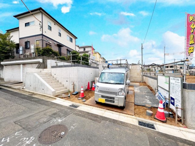 【外観】 | ◆横浜市緑区いぶき野新築K号棟◆ | ◆爽やかな青空の下に贅沢なほどに降り注ぐ陽光、豊かな居住性と、クオリティが見事に調和した住空間は、住まうことの喜びを感じさせてくれます。ゆとりある広い敷地で開放的なお住まいです。