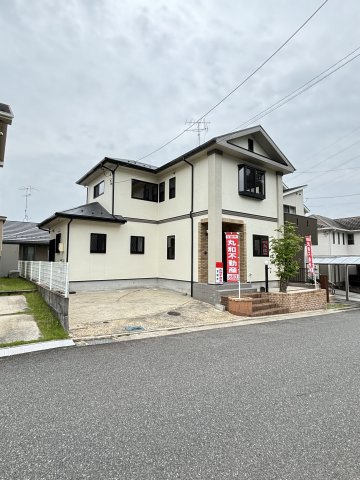 廿日市市陽光台5丁目　中古一戸建ての前面道路含む現地写真