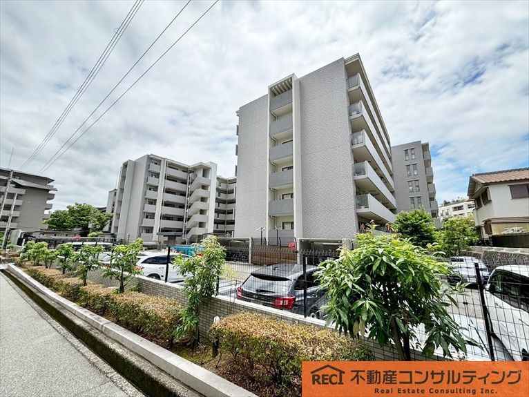 エスリード苦楽園老松町の駐車場