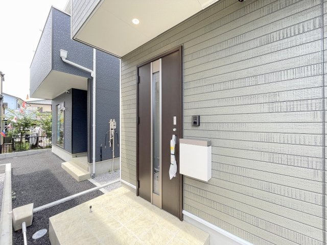 吉川市高富　新築戸建　全3棟　3号棟のエントランス|玄関アプローチ
