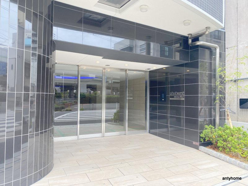 セレニテ阿波座ミラク　仲介手数料無料のエントランス