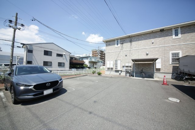 サンリット リバーの駐車場