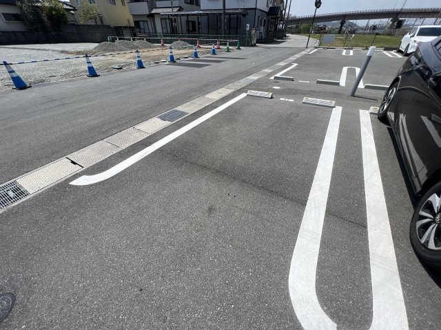 カザ　オリーブ　WESTの駐車場