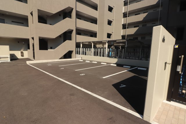 アソシエール大倉山の駐車場