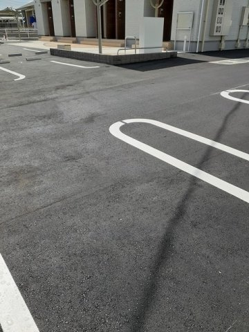 リトルガーデンの駐車場|駐車スペースもあります