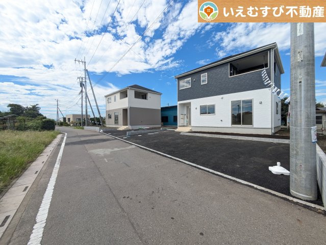 Cradle garden　上里町藤木戸第3の前面道路含む現地写真|充分な広さの前面道路
間口が広くお車の出し入れも問題なく行えるスペースが確保されています♪