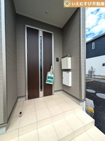 Cradle garden　上里町藤木戸第3のエントランス|雨が防げる広々エントランス
駐車場からアクセスの良いエントランス。雨の日や荷物が多くても安心の動線♪