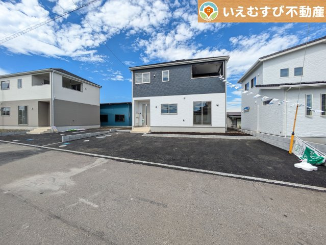 Cradle garden　上里町藤木戸第3の駐車場|並列3台駐車可能なゆとりのカースペース
複数台車をお持ちでも、お友達が遊びに来てもゆとりの駐車スペース！