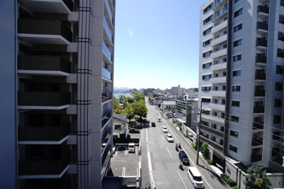 【展望】 | 【上質リノベ】舟入川口コータース | 【四季を感じる】
四季の移ろい・爽やかな青空や風を感じられ
自然を愉しめるパノラマビュー。
毎日の暮らしに余裕を感じさせてくれる、
遮る物の無い開放的な眺望を是非、ご堪能ください。