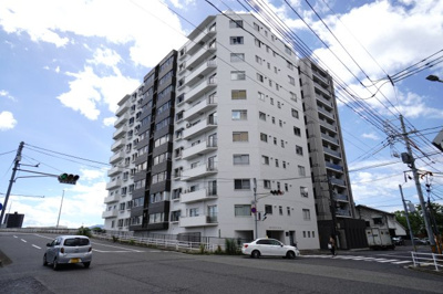 【外観】 | 【上質リノベ】舟入川口コータース | 【資料には掲載していない情報】
物件の陽当りや通風・仕様設備やお部屋の大きさの比較、
近隣・周辺環境や街並みなど、資料には掲載していない情報が
現地にはたくさんあります。是非ご確認ください。
