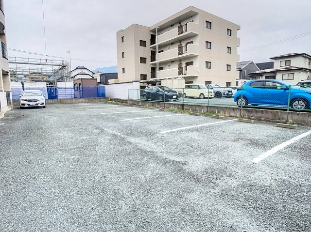 メゾンパークサイドの駐車場