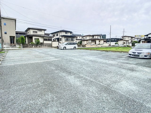 メゾンパークサイドの駐車場