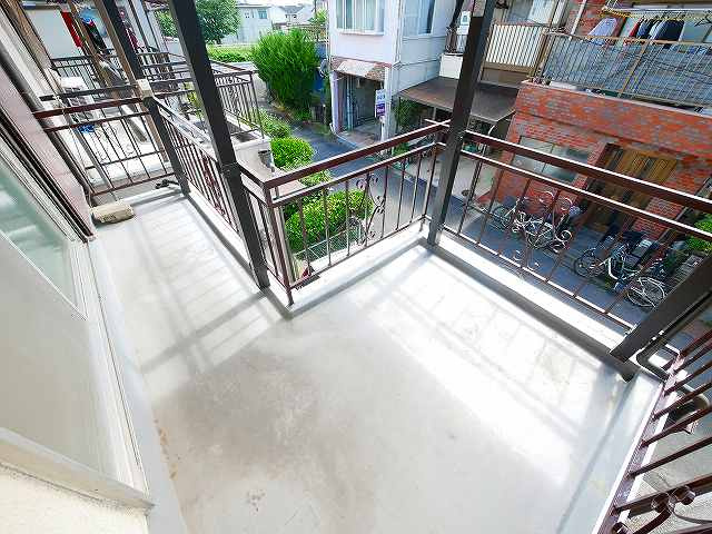 南京終町7丁目貸家のバルコニー|開放的で明るい空間を演出してくれるバルコニーです