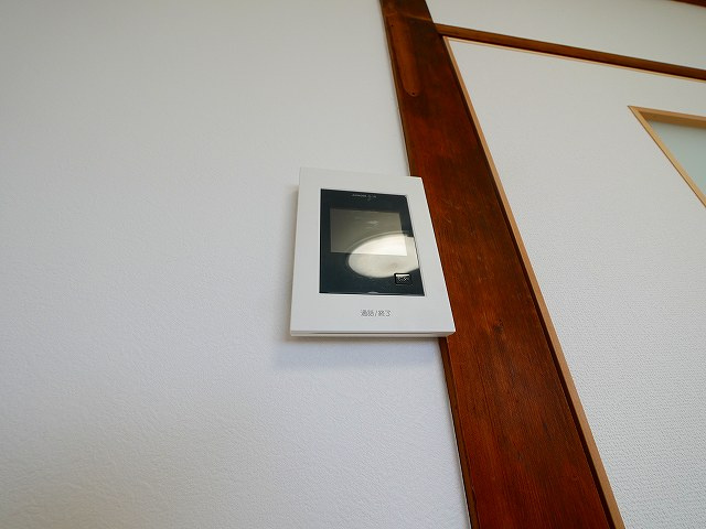 南京終町7丁目貸家のセキュリティ|お顔が見えるモニター付きインターホン