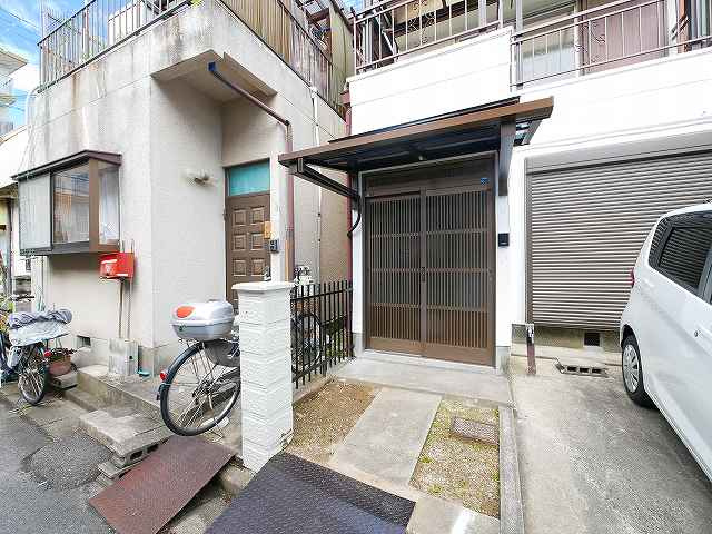 南京終町7丁目貸家のエントランス|玄関前スペース