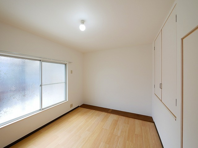 南京終町7丁目貸家の洋室|落ち着いた色調の洋室です