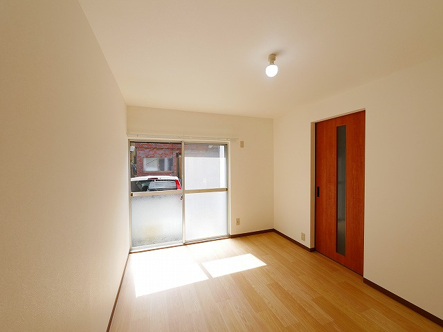 南京終町7丁目貸家の洋室|使い勝手のいい洋室です