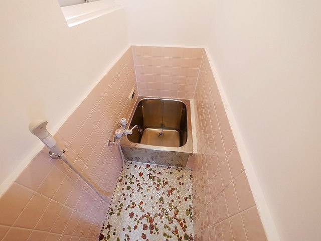 南京終町7丁目貸家の浴室|お風呂で日々の疲れを落としましょう