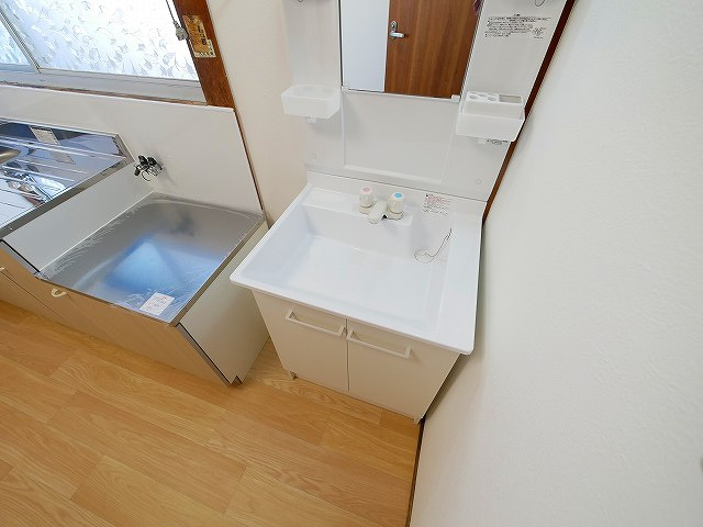 南京終町7丁目貸家の独立洗面台|朝の身支度には欠かせない独立洗面化粧台