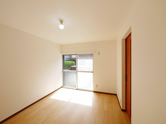 南京終町7丁目貸家の内装|広々とした洋室です