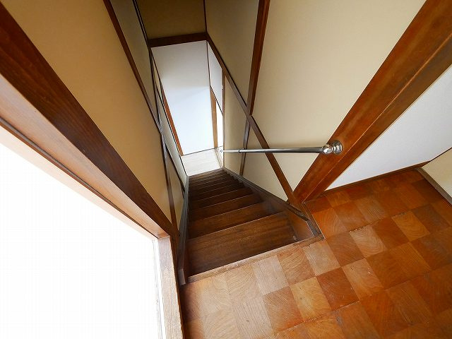 南京終町7丁目貸家の内装|室内階段