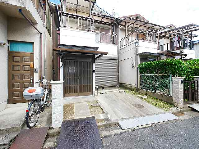 南京終町7丁目貸家の駐車場|カースペースがあります