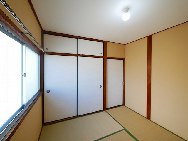 南京終町7丁目貸家の寝室|きれいな和室です