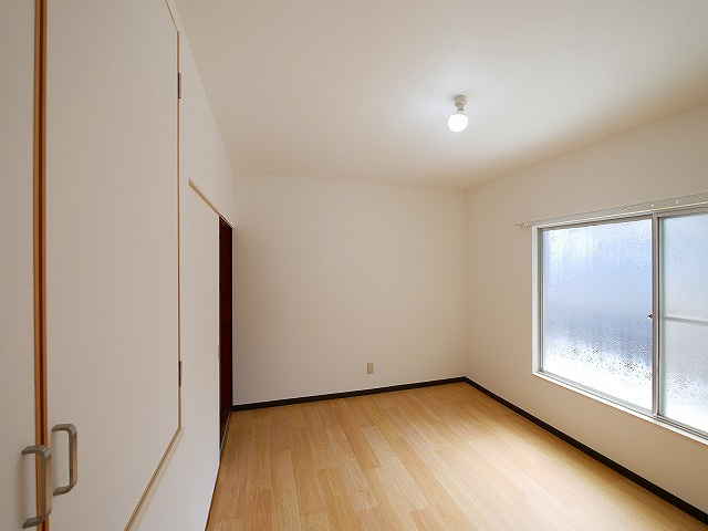 南京終町7丁目貸家の洋室|落ち着いた色調の洋室です