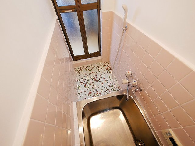 南京終町7丁目貸家の浴室|落ち着いた空間のお風呂です