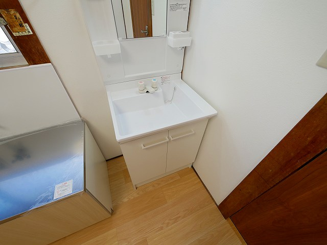 南京終町7丁目貸家の独立洗面台|朝の身支度には欠かせない独立洗面化粧台