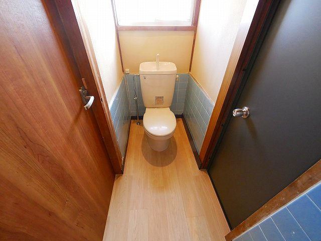 南京終町7丁目貸家のトイレ|ゆったりとした空間のトイレです
