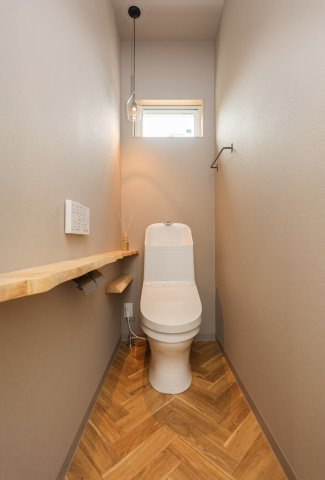 COLORSグリーンヒル南彦根6区画　のその他|～施工事例～　トイレのクロス、ペーパーホルダーもこだわって選んでおります！